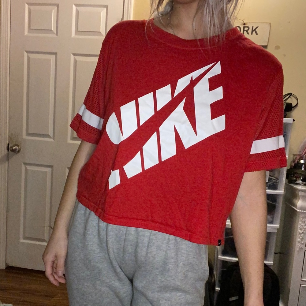 red nike top